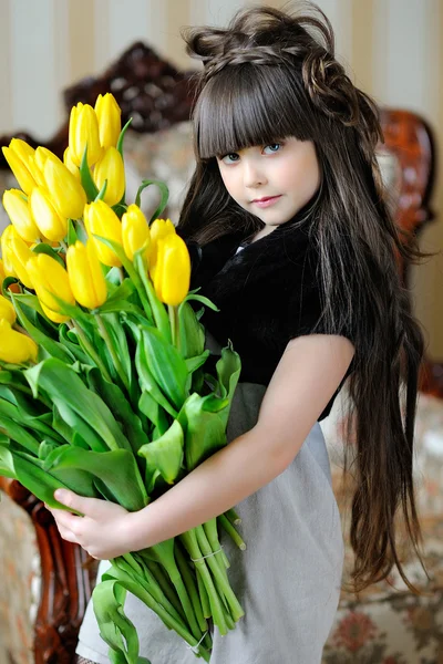 一个带着花的漂亮姑娘的画像 — 图库照片