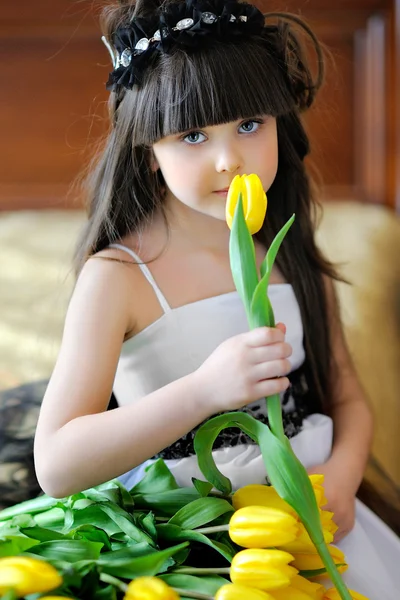 Portrait of a beautiful girl with flowers — Stock Photo, Image