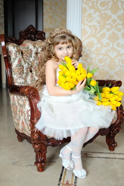 Portrait d'une belle fille avec des fleurs — Photo