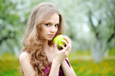 Bahar güzel bir kızın portresi