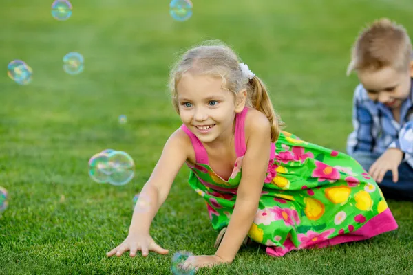 Porträtt av tre vänner med såpbubblor — Stockfoto