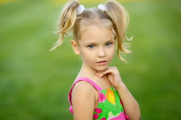 Portret van klein meisje buiten in de zomer — Stockfoto