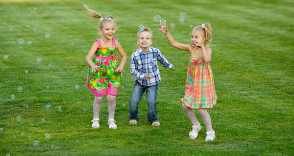 Portrait de trois amis avec bulles de savon — Photo