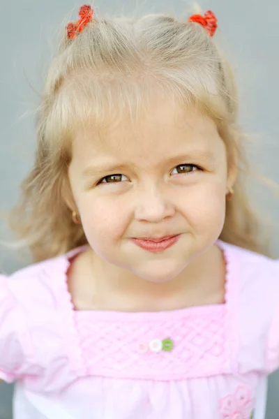 Portrait of little girl outdoors in summer — Stock Photo, Image