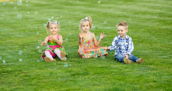 Portrait de trois amis avec bulles de savon — Photo