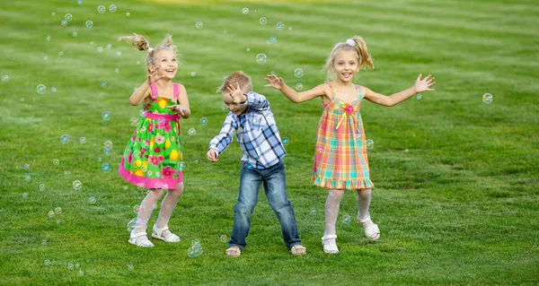 Portret van drie vrienden met zeepbellen — Stockfoto