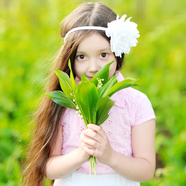 Porträt eines schönen Mädchens mit Blumen — Stockfoto