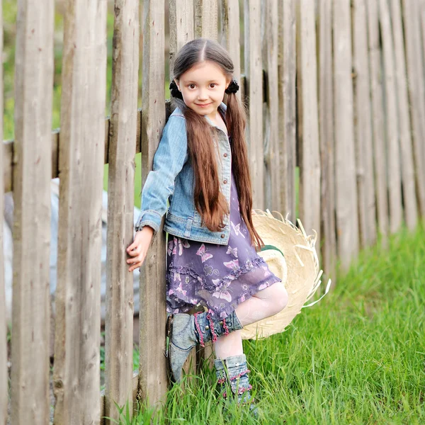 Portrait de petite fille en plein air en été — Photo