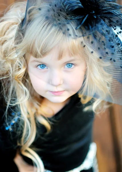 Portrett av den lille jenta utendørs om sommeren – stockfoto