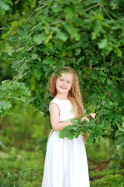 Portrait de petite fille en plein air en été — Photo