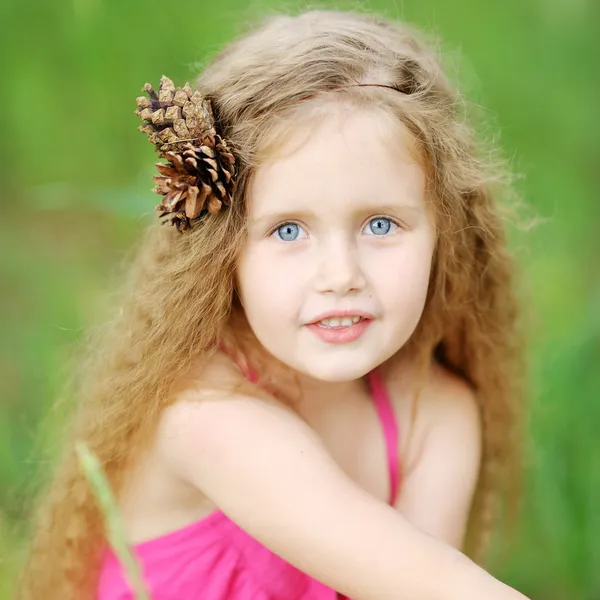 Portrait of little girl outdoors in summer — Stock Photo, Image