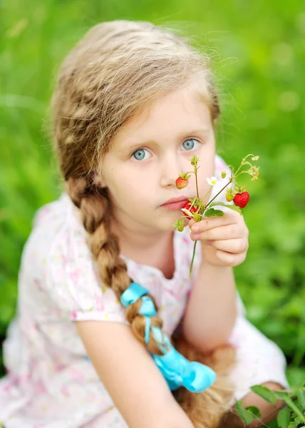 Ritratto di bambina all'aperto in estate — Foto Stock