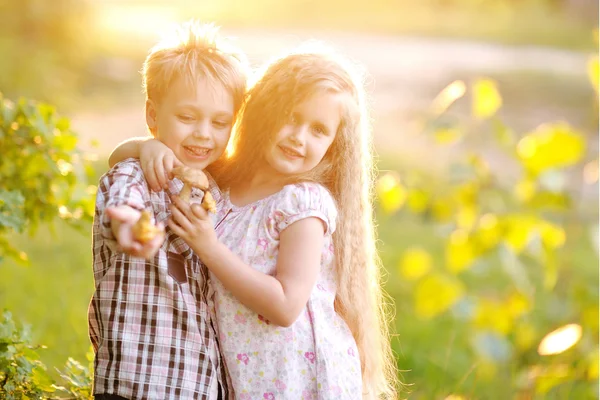 Portrait de petits garçons et filles en plein air en été — Photo