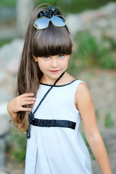 Retrato de una hermosa niña — Foto de Stock