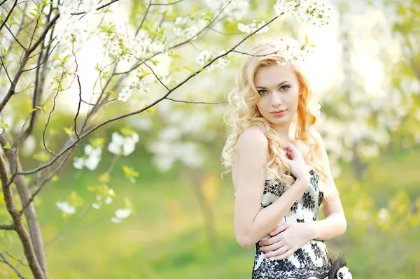 Retrato de uma bela noiva em um jardim exuberante — Fotografia de Stock