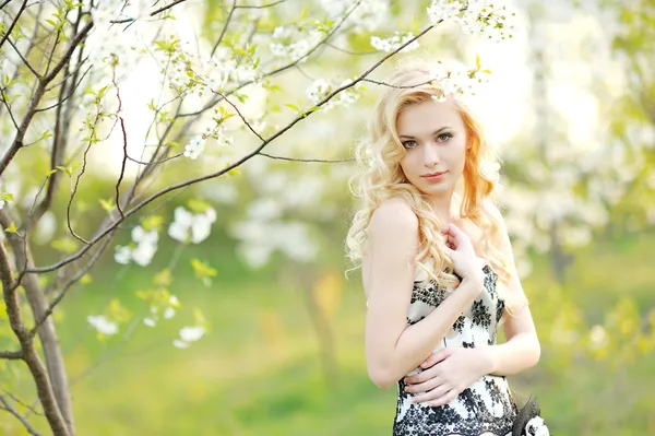 Portrait of a beautiful bride in a lush garden — Stock Photo, Image