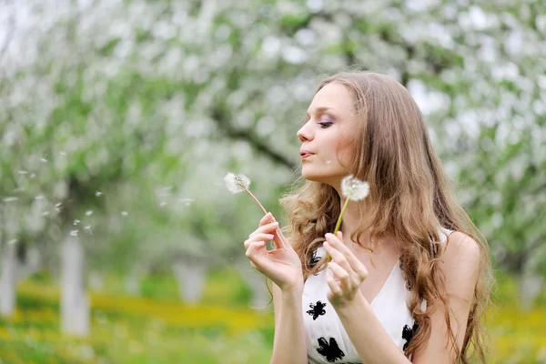 Ritratto di una bella ragazza in primavera — Foto Stock