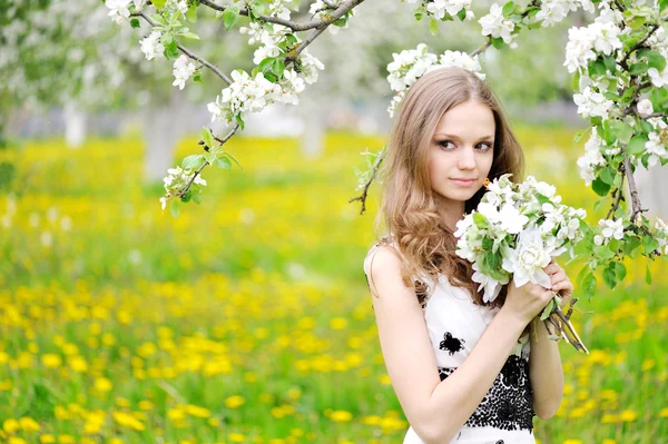 Portret van een mooi meisje in het voorjaar van — Stockfoto