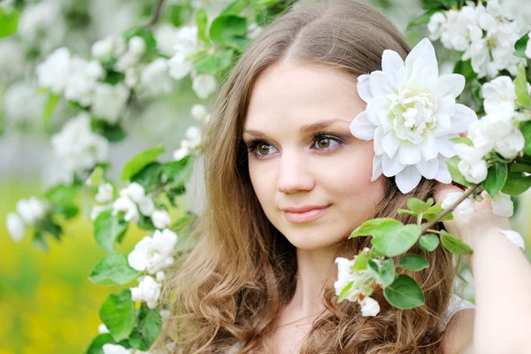 Retrato de una hermosa chica en primavera — Foto de Stock
