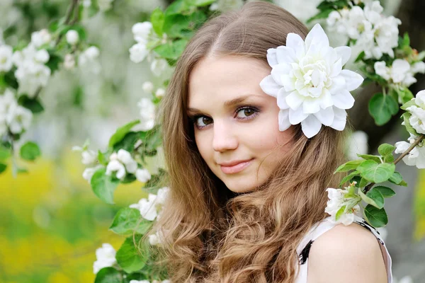 Retrato de una hermosa chica en primavera — Foto de Stock