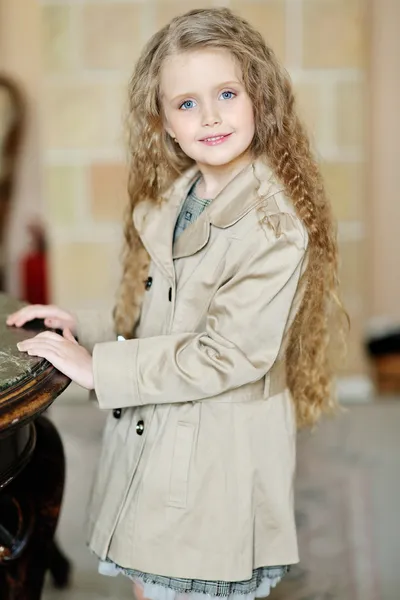 Ritratto di una bella bambina — Foto Stock