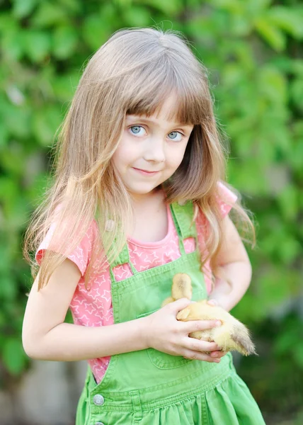 Portrait d'une petite fille et d'un canard — Photo