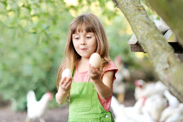 Retrato de una niña con huevos — Foto de Stock