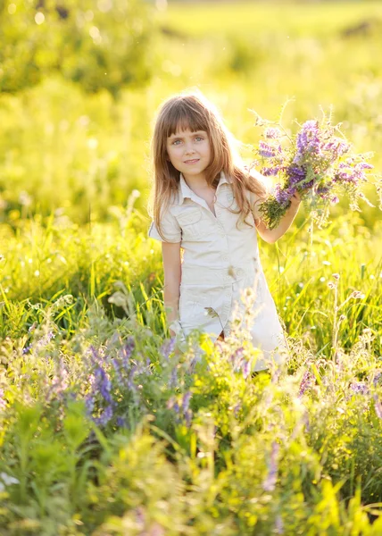 Retrato de uma menina bonita com flores — Fotografia de Stock