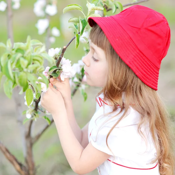 Portret van een mooi meisje met bloemen — Stockfoto