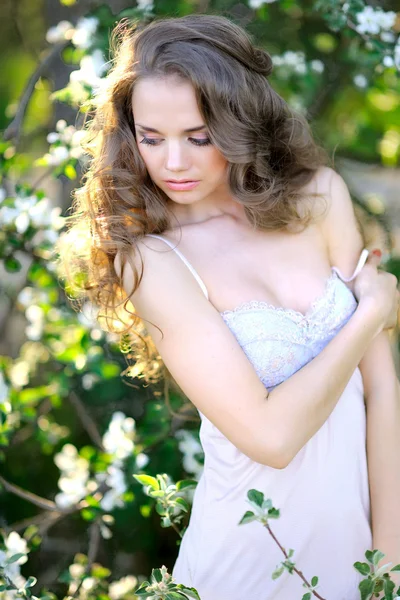 Retrato de uma bela menina moda glamourosa — Fotografia de Stock