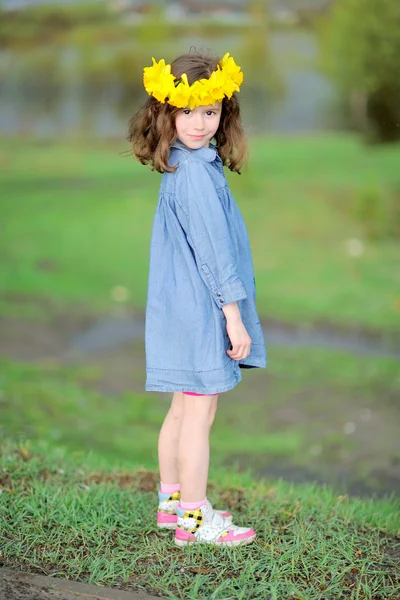 Porträt eines kleinen Mädchens im Freien mit Narziss — Stockfoto