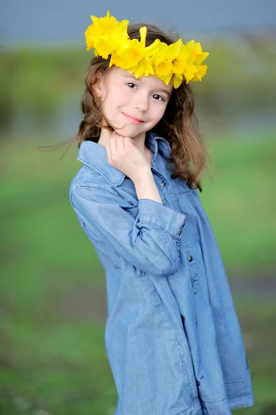 Portrait of little girl outdoors with narcissus — Stock Photo, Image