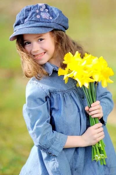 Porträt eines kleinen Mädchens im Freien mit Narziss — Stockfoto