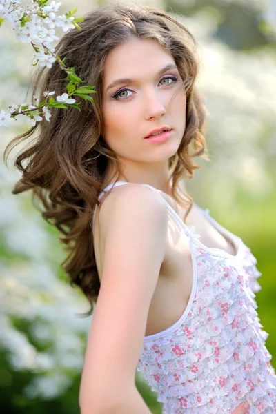 Retrato de una hermosa chica en primavera —  Fotos de Stock