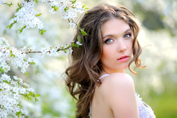 Retrato de una hermosa chica en primavera —  Fotos de Stock