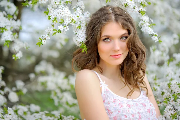 Retrato de una hermosa chica en primavera — Foto de Stock