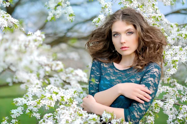 Retrato de uma menina bonita na primavera — Fotografia de Stock
