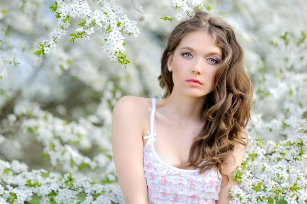 Retrato de uma menina bonita na primavera — Fotografia de Stock