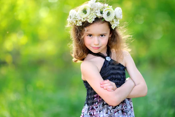 Portré kislányról a szabadban nyáron — Stock Fotó
