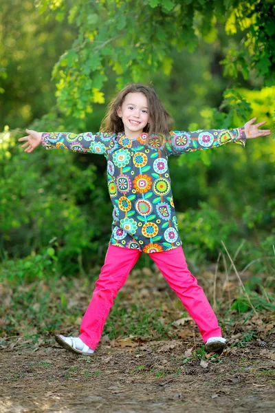 Portrait de petite fille en plein air en été — Photo