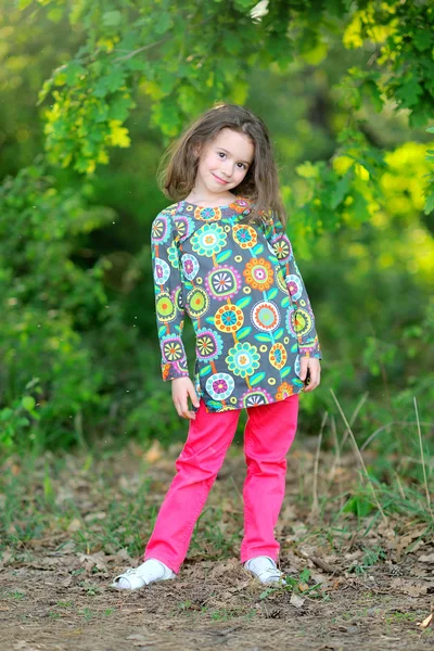 Portrait de petite fille en plein air en été — Photo