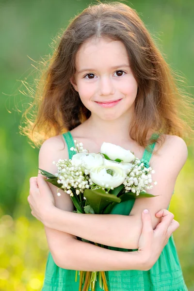 Portrait de petite fille en plein air en été — Photo