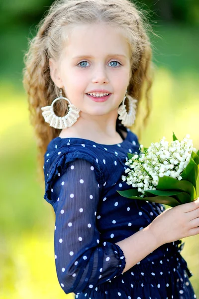 Yazın açık havada küçük bir kızın portresi. — Stok fotoğraf