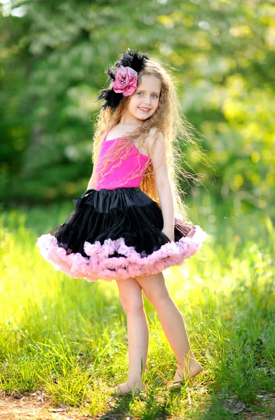 Retrato de niña al aire libre en verano — Foto de Stock