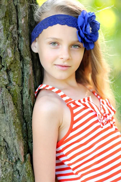 夏の屋外での少女の肖像画 — ストック写真