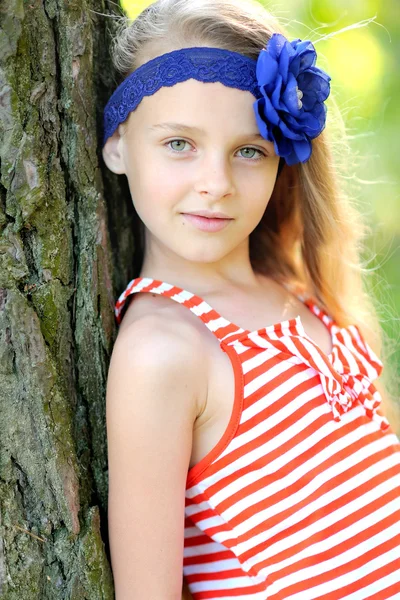 Retrato de niña al aire libre en verano —  Fotos de Stock