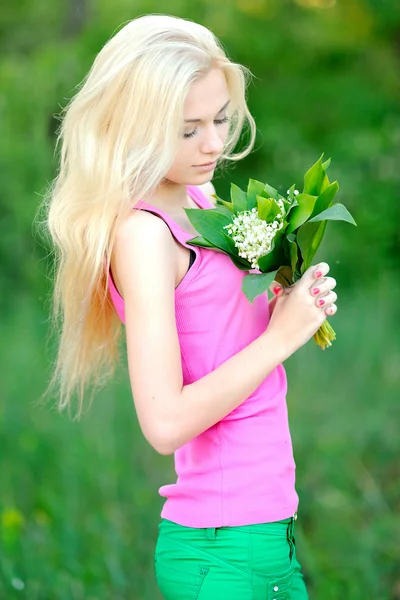 Portret van een mooi meisje in het voorjaar van — Stockfoto