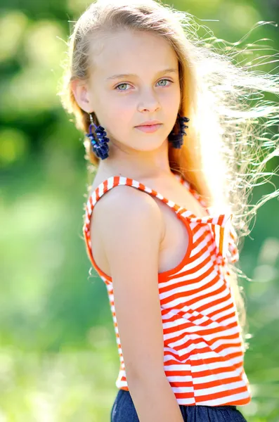 Portret dziewczynki na świeżym powietrzu w lecie — Zdjęcie stockowe