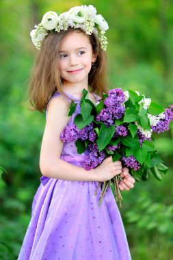 Yazın açık havada küçük bir kızın portresi.