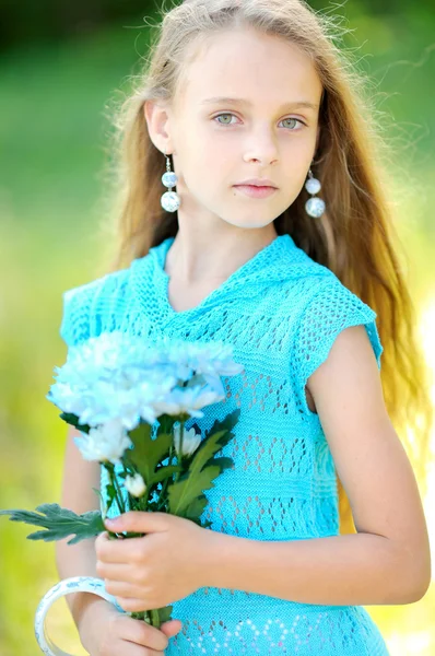 Portrait of little girl outdoors in summer — Stock Photo, Image